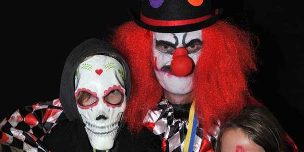 2 deelnemers die verkleed deelnamen aan de Halloween Survival Run